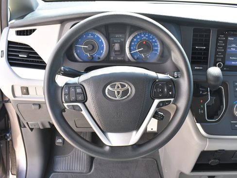 Used 2020 Toyota Sienna LE w/ Carpet Mat Package FWD image 17