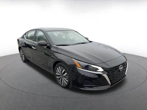 Used 2025 Nissan Altima 2.5 SV image 1