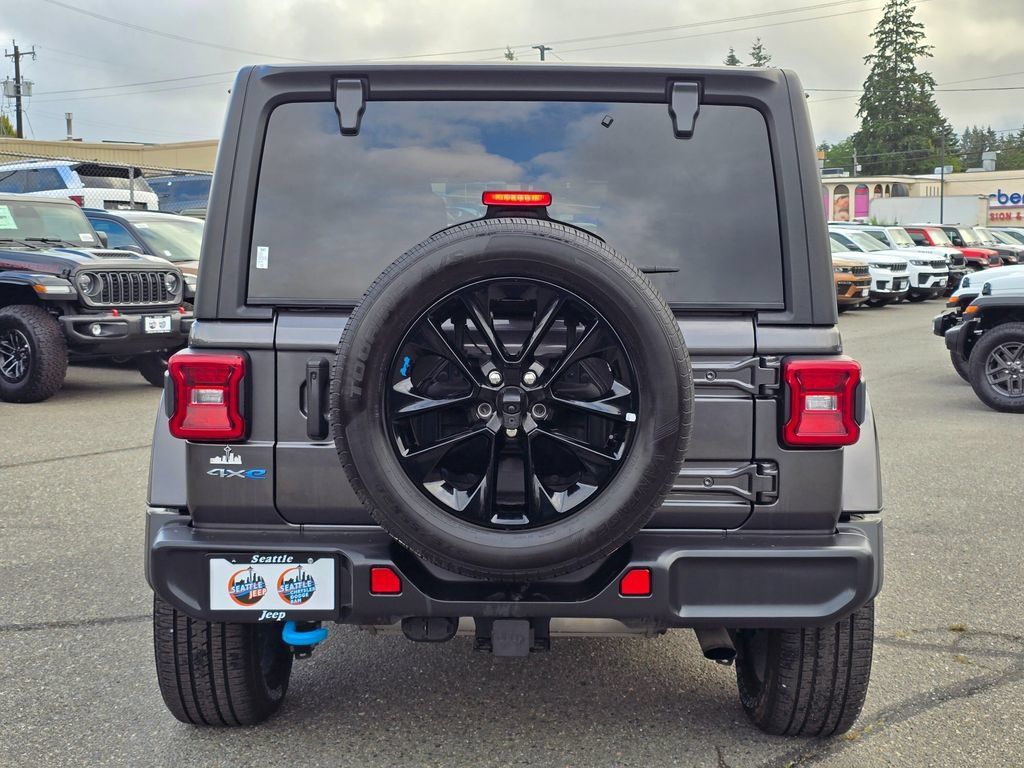 Used 2022 Jeep Wrangler Unlimited Sahara w/ Cold Weather Group AWD/4WD image 7