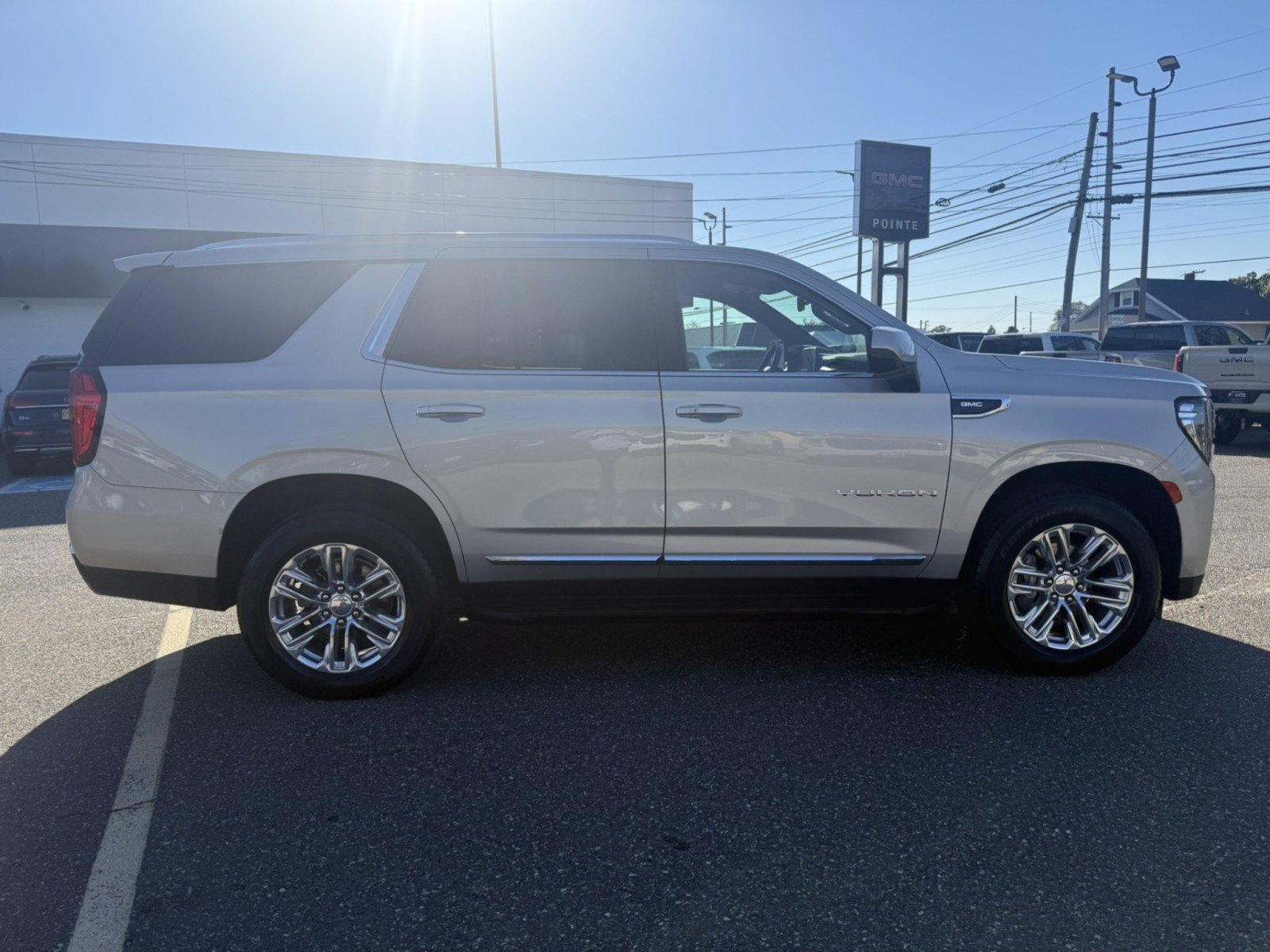 Used 2023 GMC Yukon SLT AWD/4WD image 2