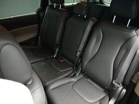 Certified 2025 Kia Carnival EX image 25