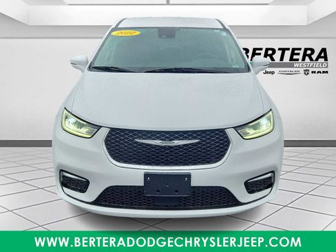 Used 2022 Chrysler Pacifica Touring-L FWD image 2