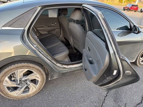 Used 2024 Hyundai Elantra SEL w/ Convenience Package image 18