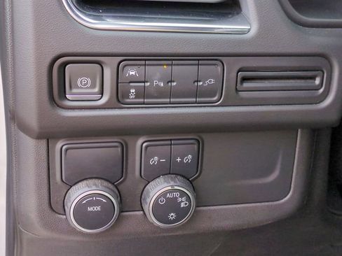 Used 2022 Chevrolet Suburban LT image 17