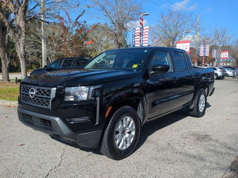 Used 2023 Nissan Frontier SV image 2