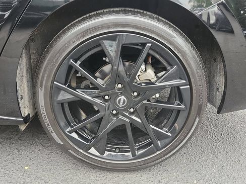 Certified 2025 Nissan Sentra SR w/ Midnight Edition FWD image 9