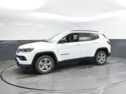 Used 2024 Jeep Compass Latitude AWD/4WD image 9