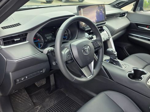 Used 2024 Toyota Venza XLE AWD/4WD image 8