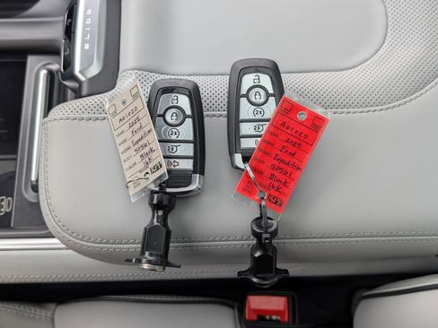 Used 2025 Ford Expedition Platinum w/ Platinum Ultimate Package AWD/4WD image 38
