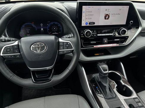 Certified 2026 Toyota Highlander Platinum AWD/4WD image 14