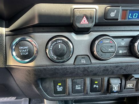 Used 2021 Toyota Tacoma TRD Off-Road w/ TRD Premium Off Road Package AWD/4WD image 29