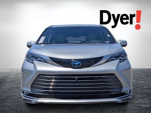 Used 2025 Toyota Sienna Platinum FWD image 9