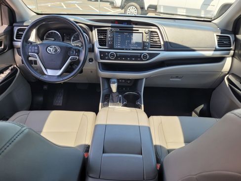 Used 2017 Toyota Highlander XLE AWD/4WD image 16