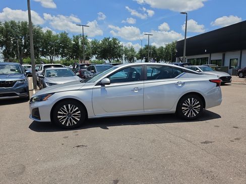Used 2023 Nissan Altima 2.5 SV FWD image 5