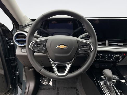 Used 2025 Chevrolet Trax LT w/ Driver Confidence Package FWD image 12