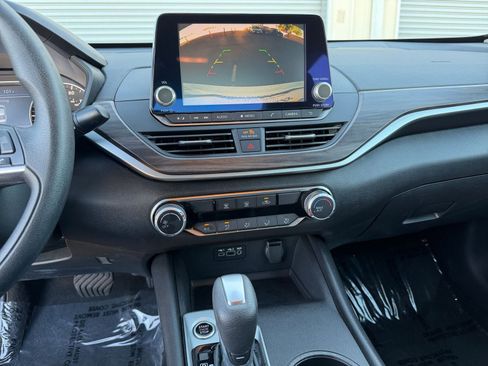 Used 2025 Nissan Altima 2.5 SV FWD image 17