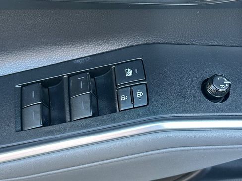 Used 2021 Toyota Highlander LE AWD/4WD image 12