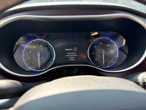Used 2017 Chrysler Pacifica Limited FWD image 10