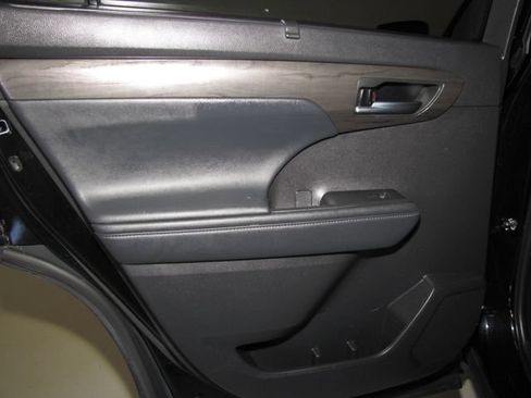 Used 2022 Toyota Highlander Limited FWD image 14