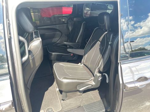 Used 2022 Chrysler Pacifica Limited w/ S Appearance Package FWD image 15