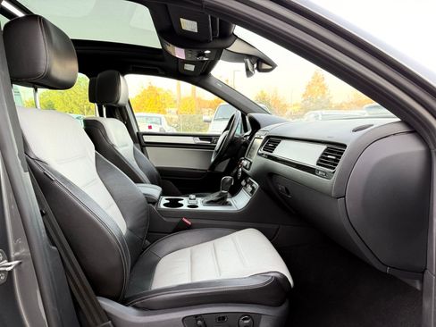 Used 2017 Volkswagen Touareg Wolfsburg Edition image 29