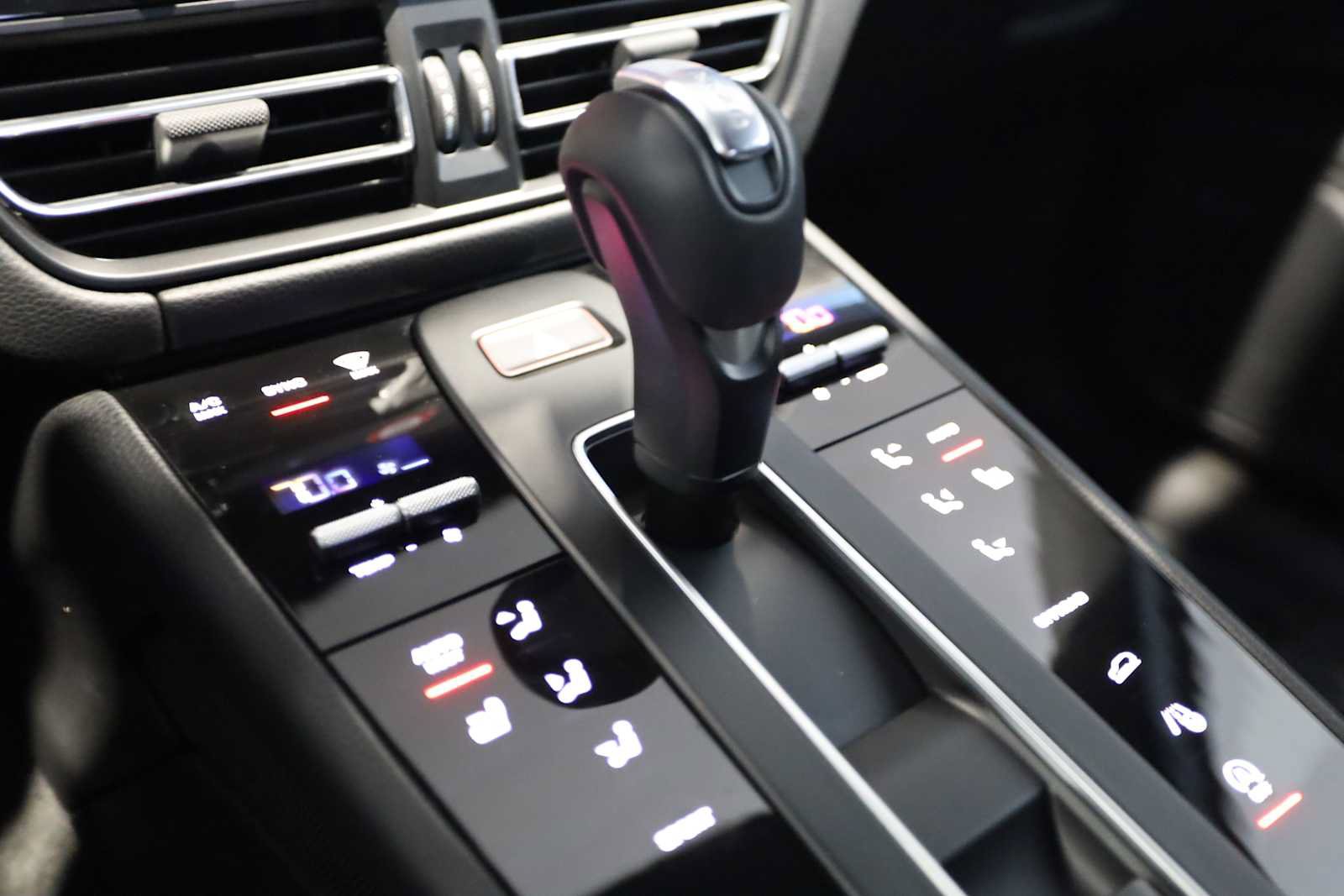 Used 2025 Porsche Macan AWD/4WD image 31