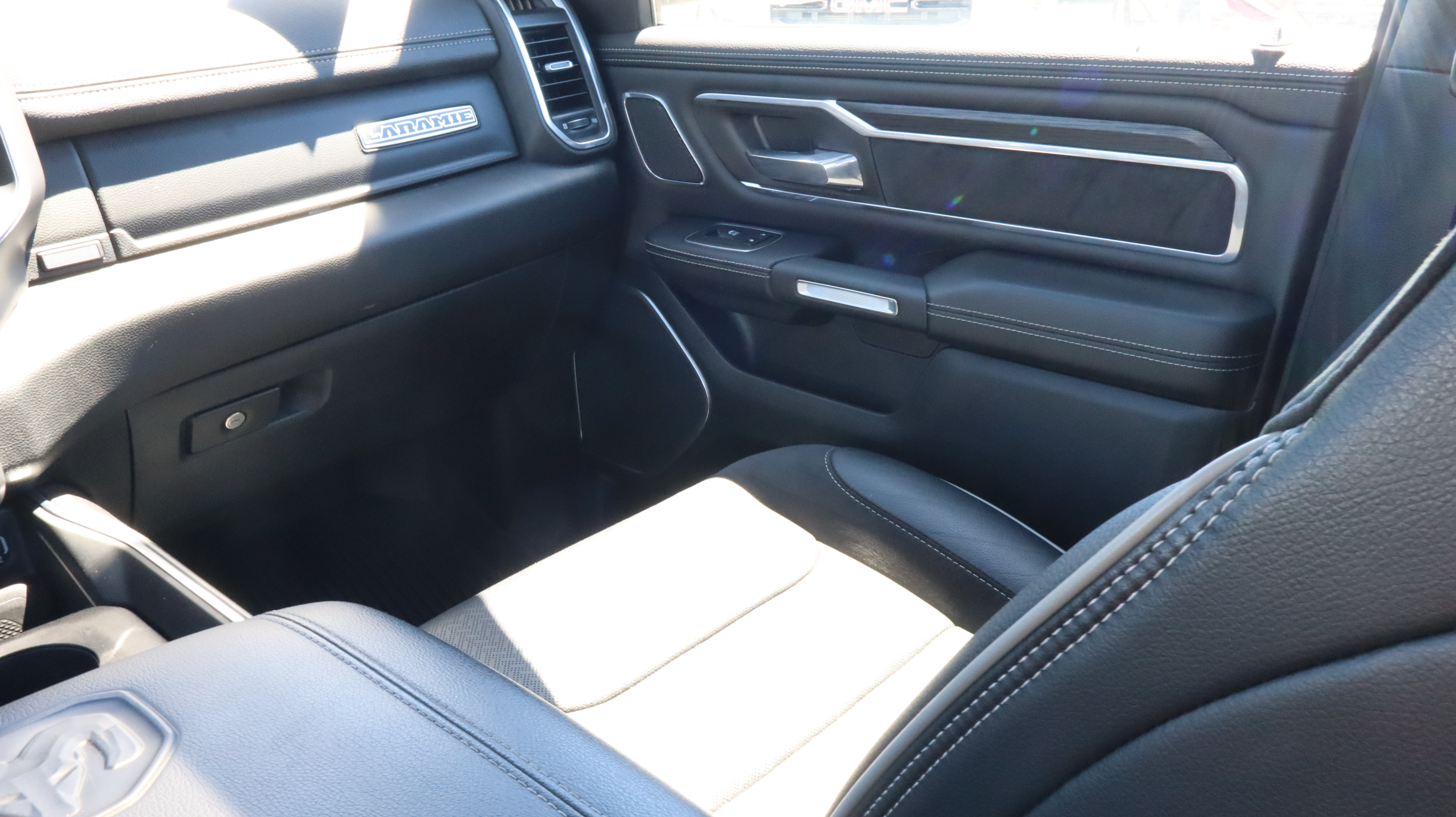 Used 2023 RAM 1500 Laramie AWD/4WD image 11