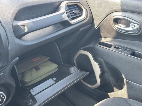 Used 2015 Jeep Renegade Latitude AWD/4WD image 32