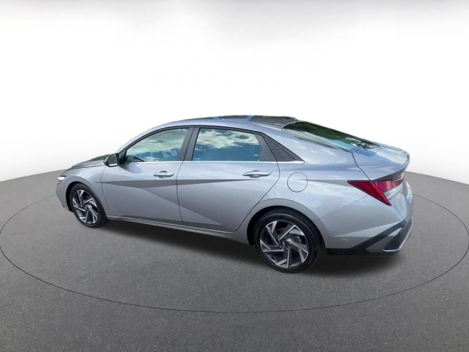Used 2025 Hyundai Elantra SEL FWD image 9