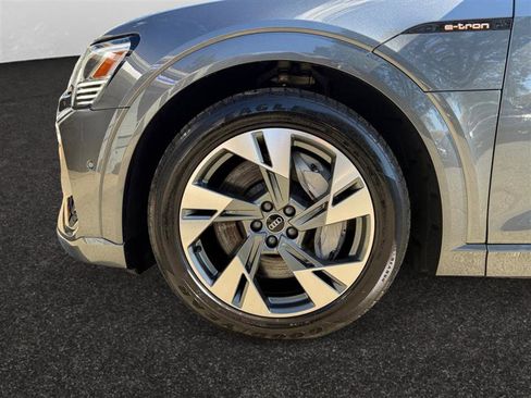 Used 2021 Audi e-tron Premium Plus w/ Premium Plus Package image 15