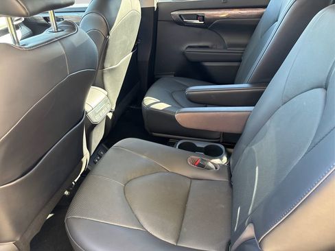 Used 2021 Toyota Highlander Limited image 10