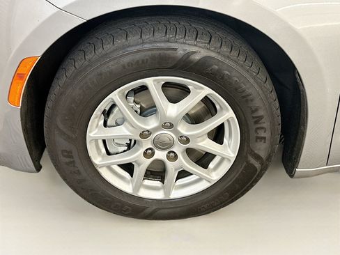 Used 2020 Chrysler Pacifica Touring-L FWD image 36