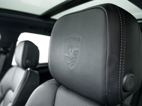 Certified 2023 Porsche Macan AWD/4WD image 17
