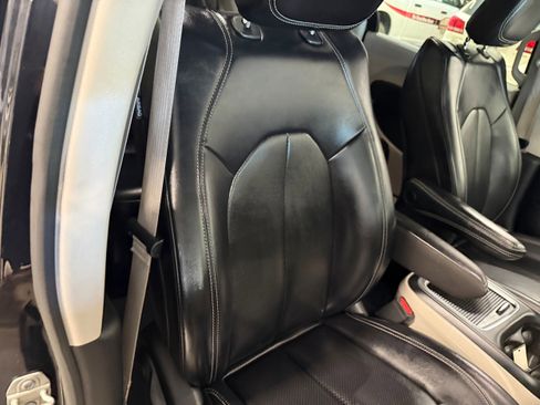 Certified 2023 Chrysler Pacifica Touring-L FWD image 10