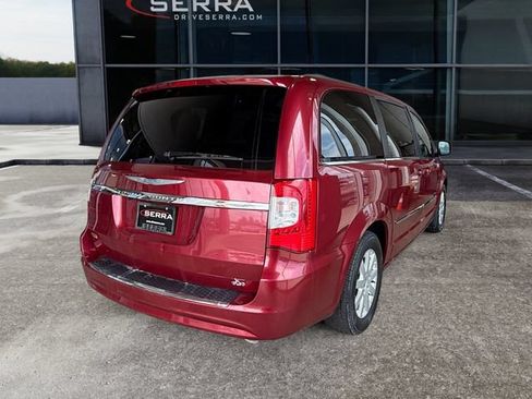 Used 2016 Chrysler Town & Country Touring FWD image 4