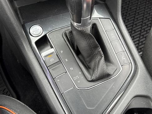 Used 2018 Volkswagen Tiguan SEL Premium w/ R-Line Package image 13