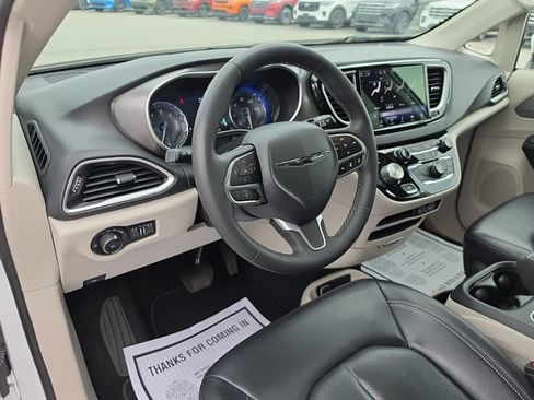 Certified 2023 Chrysler Pacifica Touring-L FWD image 14
