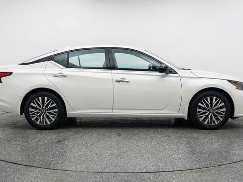 Used 2025 Nissan Altima 2.5 SV FWD image 11