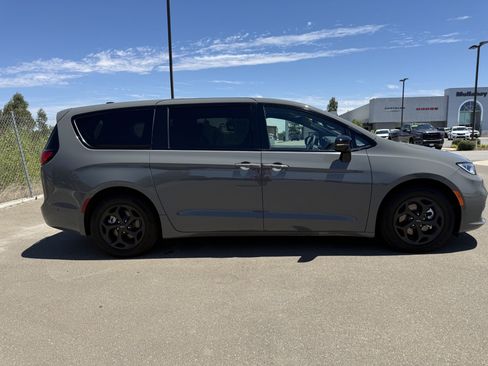 Used 2023 Chrysler Pacifica Limited w/ Uconnect Theater Family Group FWD image 6