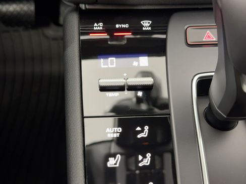 Certified 2026 Porsche Macan AWD/4WD image 19