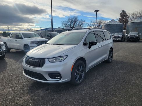 New 2026 Chrysler Pacifica Select w/ S Appearance Package AWD/4WD image 15