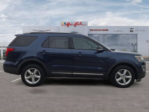 Used 2017 Ford Explorer XLT w/ Equipment Group 202A AWD/4WD image 6