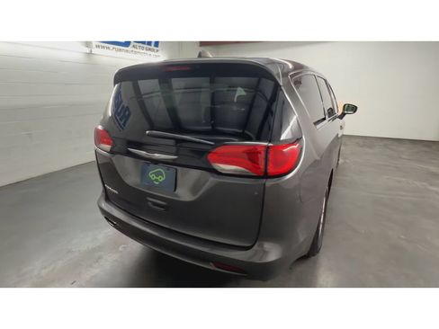 Used 2022 Chrysler Voyager LX FWD image 8