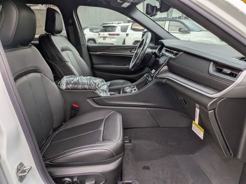 New 2025 Jeep Grand Cherokee L Limited w/ Luxury Tech Group II image 28