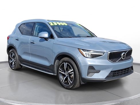 Used 2023 Volvo XC40 B5 Core AWD/4WD image 1