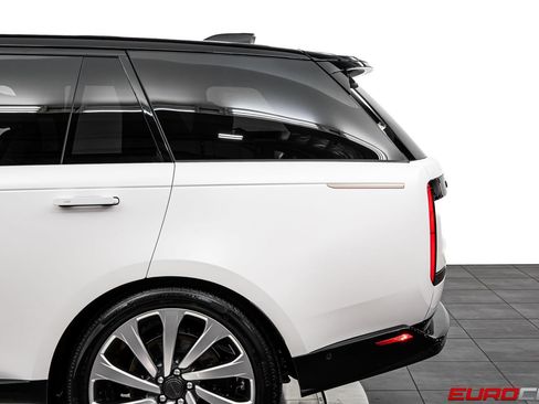 Used 2026 Land Rover Range Rover SV AWD/4WD image 15