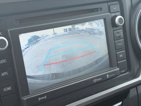 Used 2018 Toyota Tacoma SR5 AWD/4WD image 9