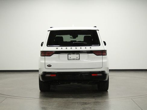 Used 2023 Jeep Wagoneer Series II RWD image 7