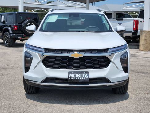 Certified 2025 Chevrolet Trax LT FWD image 2