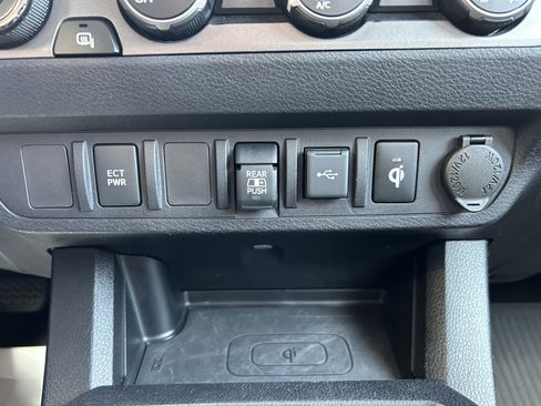 Used 2020 Toyota Tacoma TRD Off-Road AWD/4WD image 30